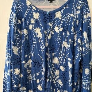 Chic Blue Floral Top with Buttons